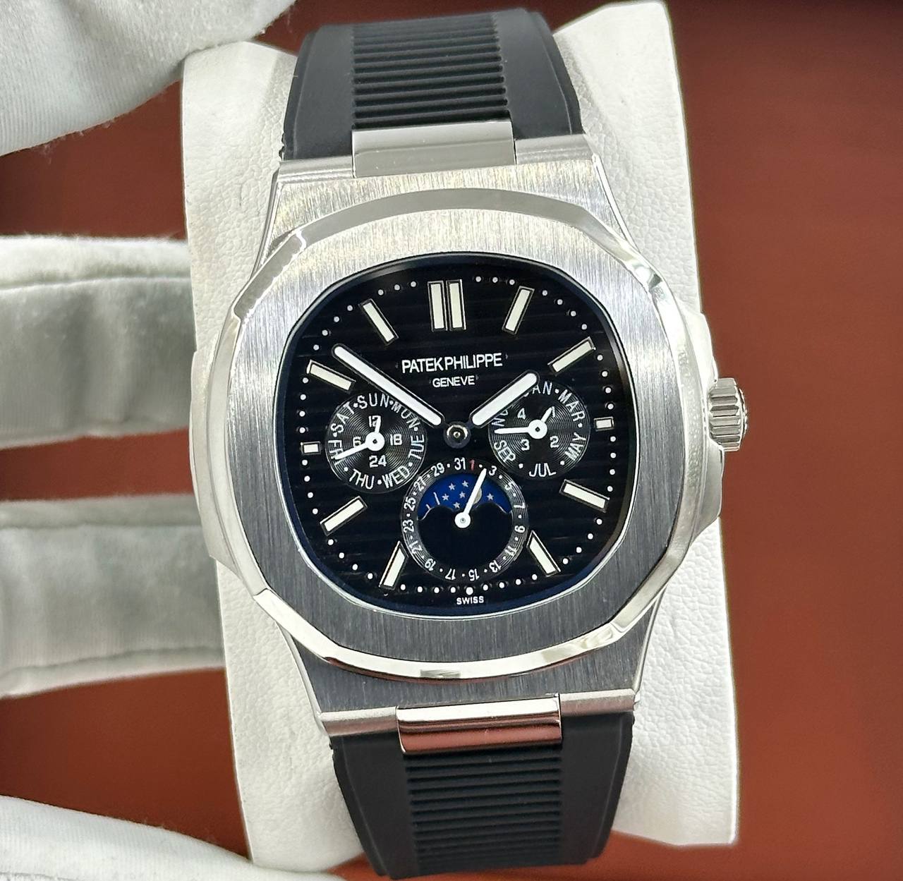 Популярные часы Patek Philippe - Nautilus Annual Calendar