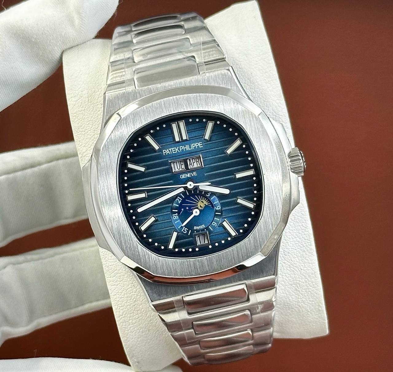 Популярные часы Patek Philippe - Nautilus Annual Calendar