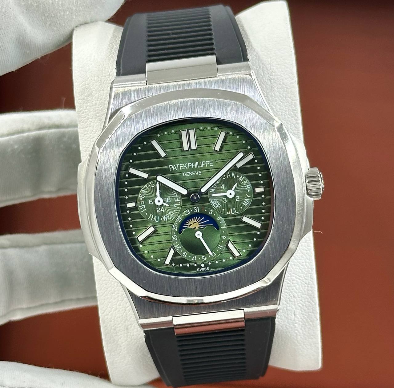 Популярные часы Patek Philippe - Nautilus Annual Calendar