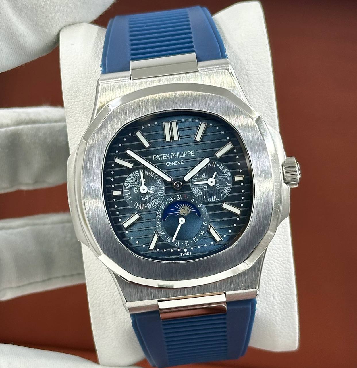 Популярные часы Patek Philippe - Nautilus Annual Calendar