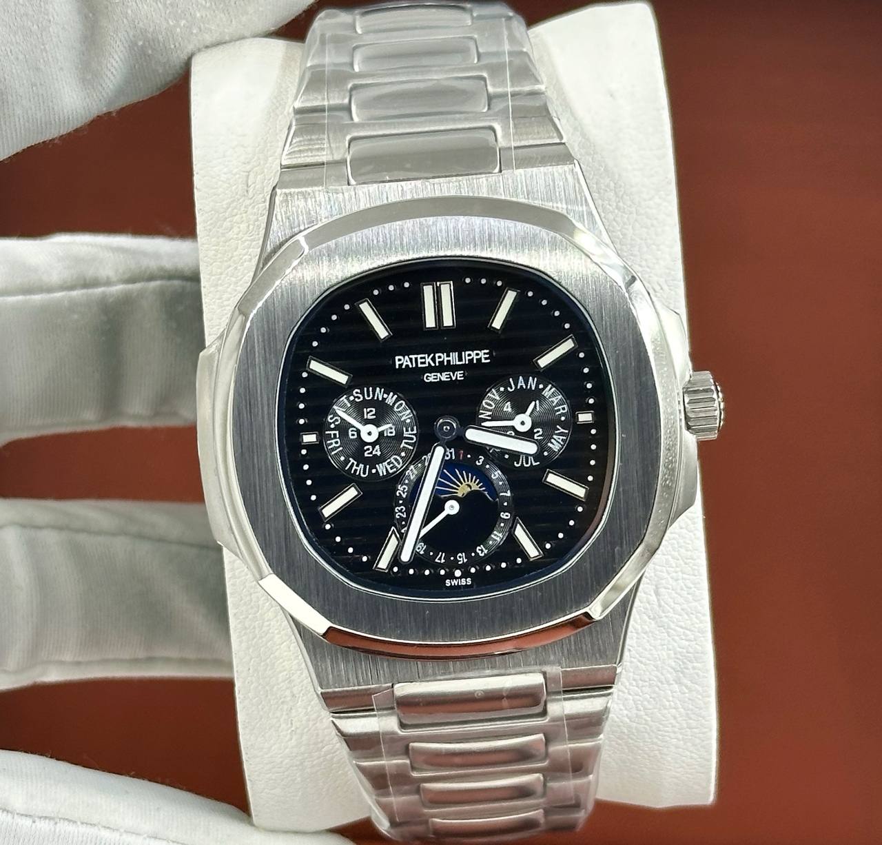 Популярные часы Patek Philippe - Nautilus Annual Calendar