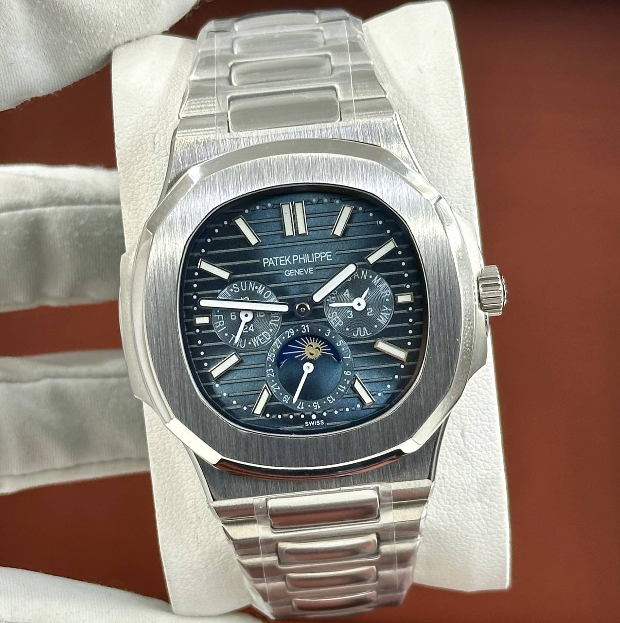 Популярные часы Patek Philippe - Nautilus Annual Calendar