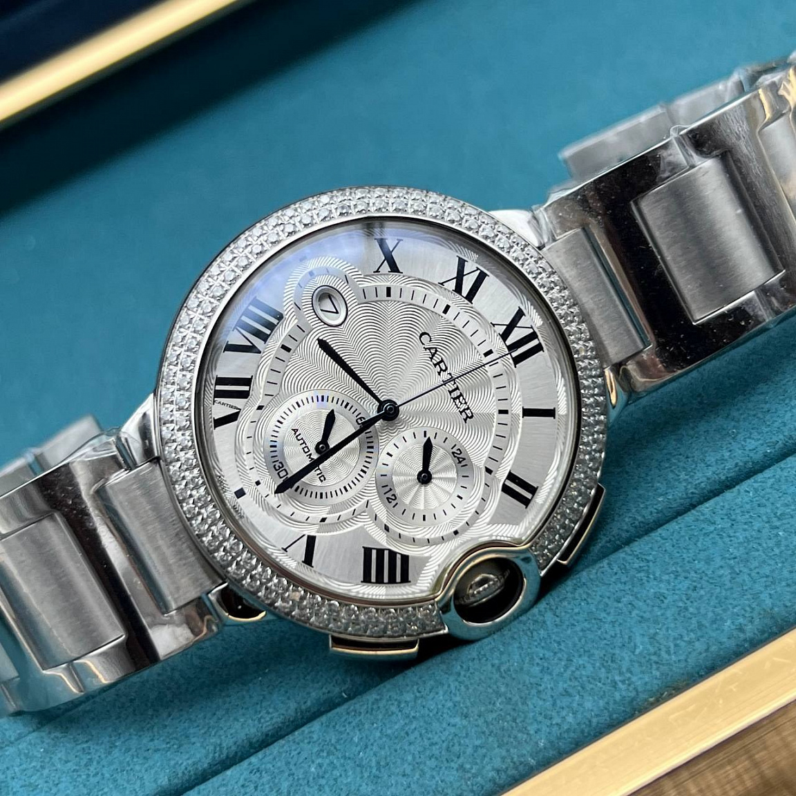Cartier Ballon Blue 46 мм: корпус и браслет — часовая полированная нержавеющая сталь 316L, серебристый циферблат