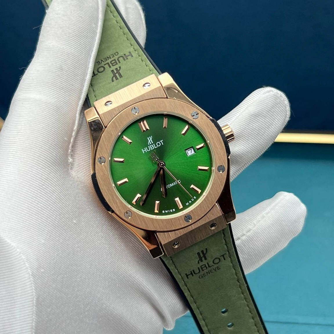 Часы Hublot Classic Fusion 45 мм: дата у отметки «3», безель с шестью винтами и зелёный ремешок из каучука