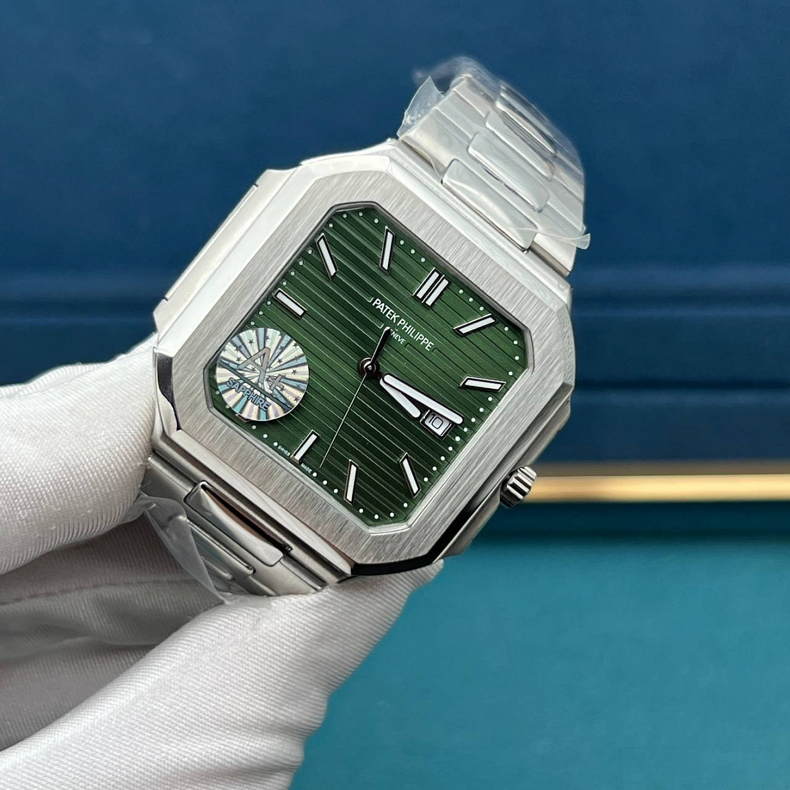 Patek Philippe Cubitus 45 мм: зелёный циферблат, корпус и браслет — нержавеющая часовая сталь 316L