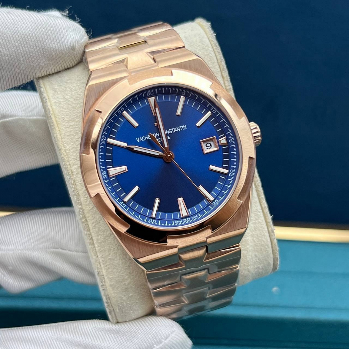 Синий циферблат Vacheron Constantin Overseas 40 мм: дата у отметки «3», светонакопительные стрелки и метки
