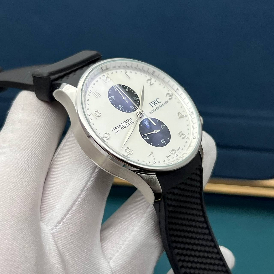IWC Portugieser: корпус из нержавеющей гипоаллергенной часовой стали 316L и чёрный каучуковый ремешок
