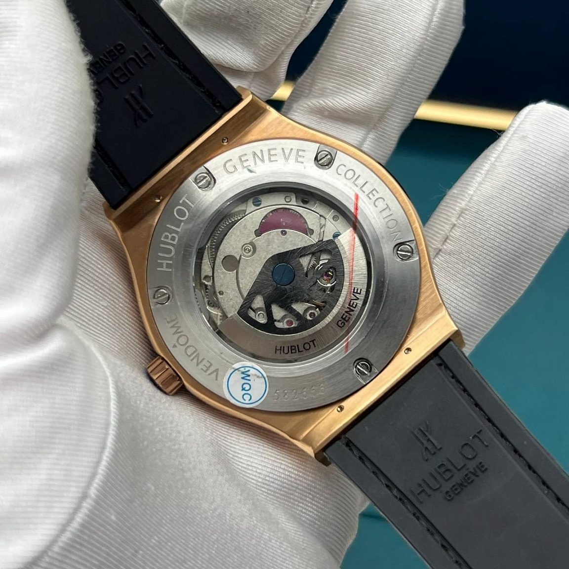 Hublot Classic Fusion: корпус и застёжка из высококачественной стали со стойким PVD покрытием, синий каучуковый ремешок