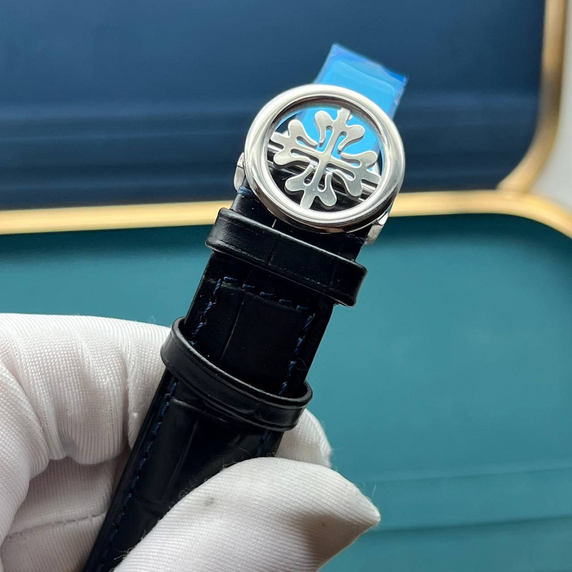 Часы Patek Philippe Celestial 43 мм с ажурными стрелками, золотистыми звёздами и синей прострочкой чёрного ремня
