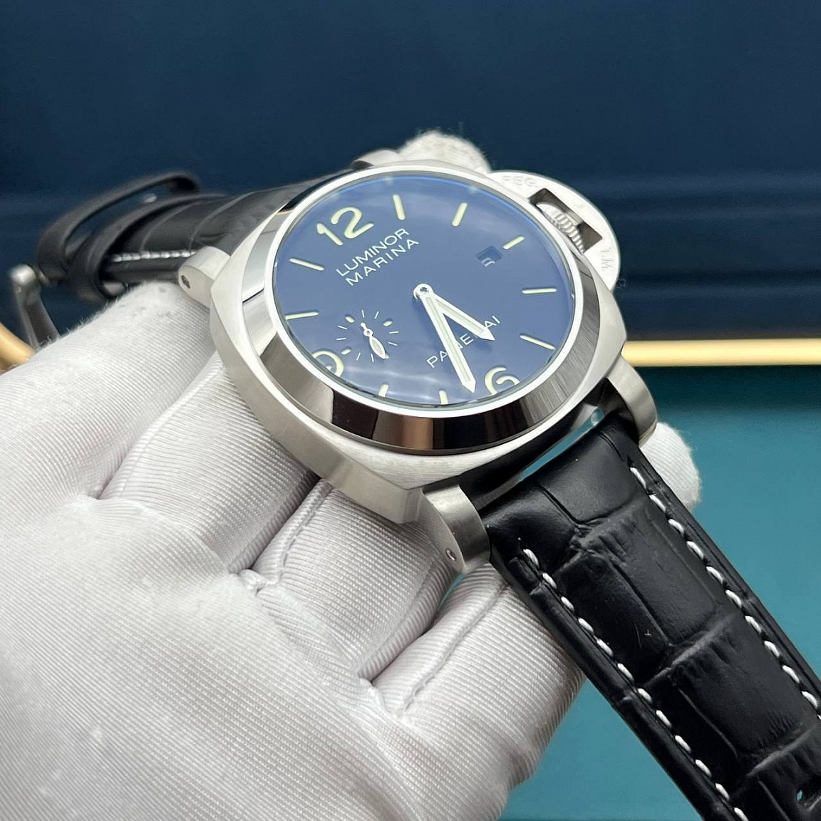 Panerai Luminor Marina 44 мм: чёрный циферблат с датой и малыми секундами, защитный мост заводной головки