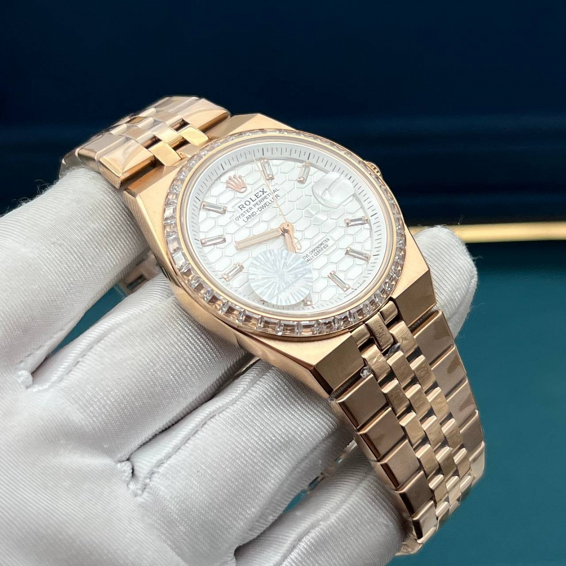 Rolex Datejust 40 мм с белым циферблатом, датой под линзой и корпусом из стали 316L с розово-золотистым покрытием