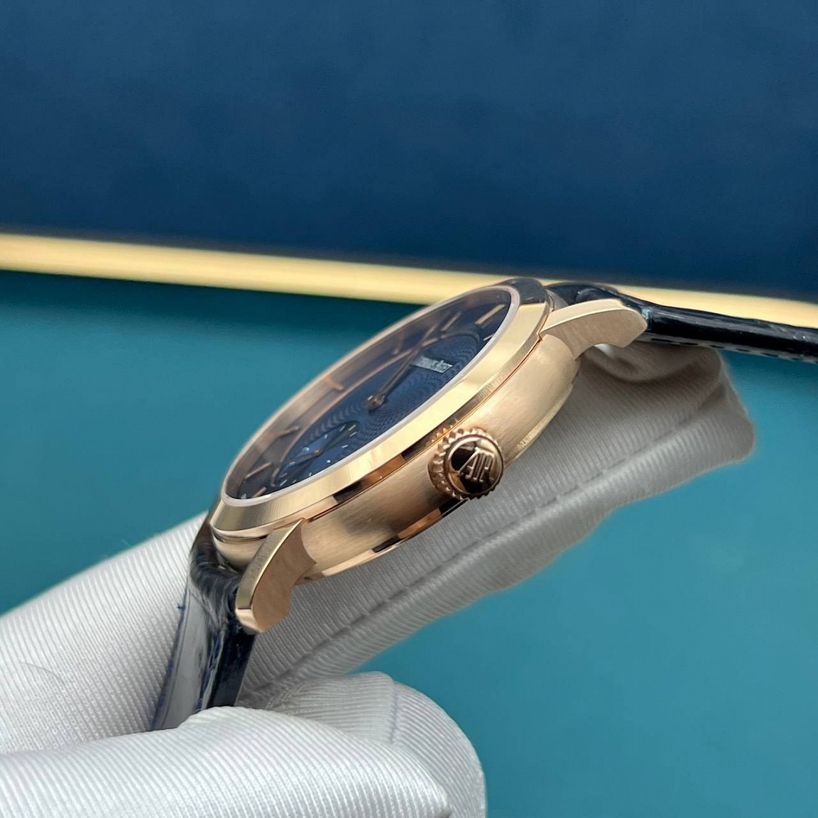 Часы Audemars Piguet Jules Audemars: узорчатый синий циферблат, золотистые стрелки и малая секунда у отметки 6