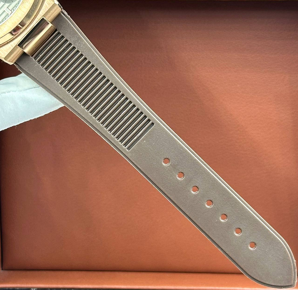 Популярные часы Patek Philippe - Nautilus Annual Calendar