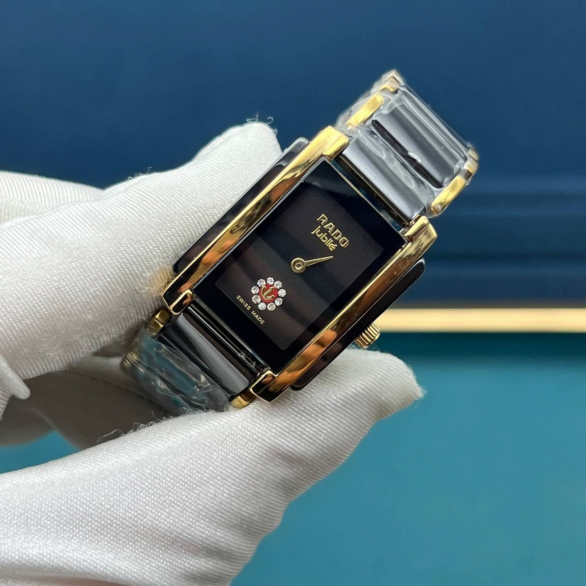 Женские Rado Integral Jubilé: чёрный циферблат с золотистыми стрелками, керамический корпус и браслет