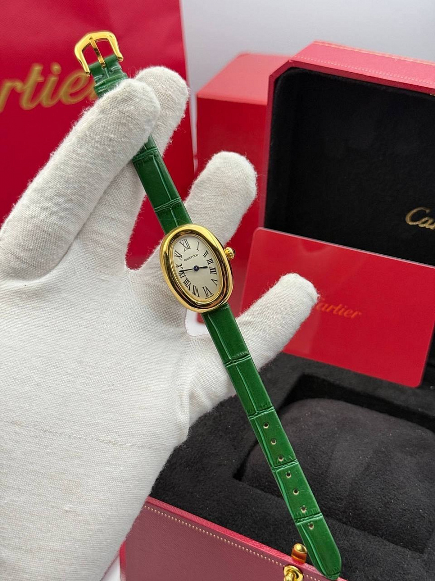 Cartier Baignoire с белым циферблатом, римскими цифрами, синими стрелками и зелёным ремешком из натуральной кожи