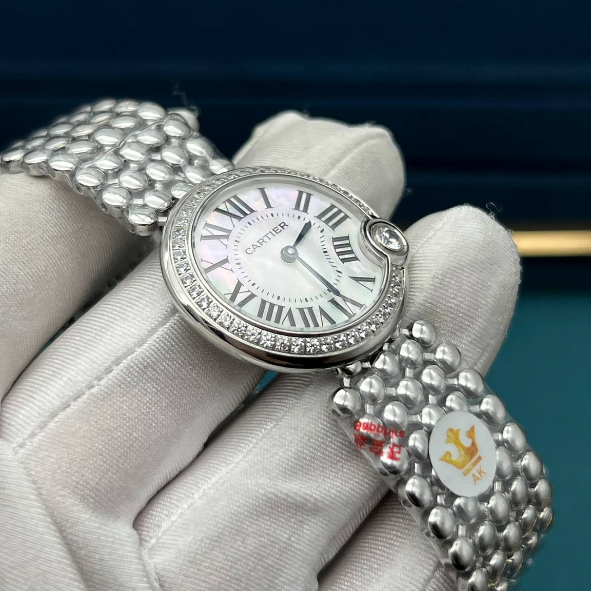 Cartier Ballon Blanc de Cartier 30 мм: римские цифры на перламутровом циферблате, сверкающие вставки на безеле