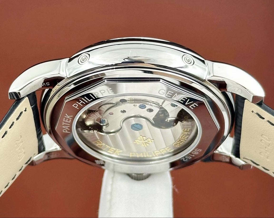 Часы Patek Philippe Grand Complications: римские цифры на чёрном циферблате, ремешок с тиснением под крокодила
