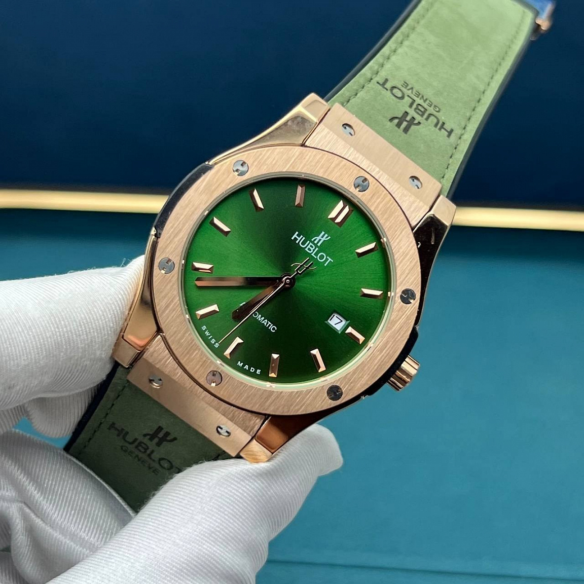Часы Hublot Classic Fusion 45 мм: дата у отметки «3», безель с шестью винтами и зелёный ремешок из каучука