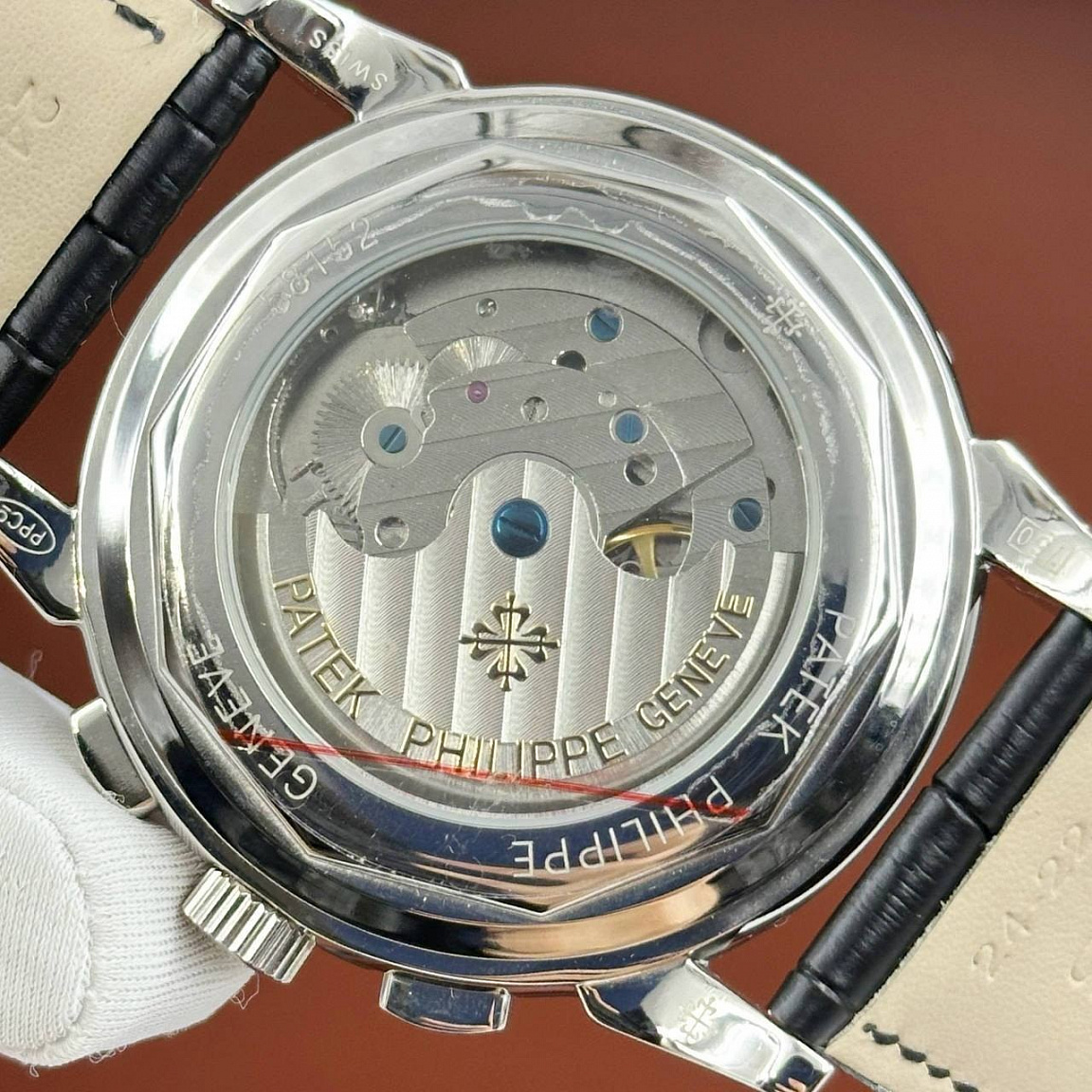 Серебристые кварцевые часы Patek Philippe 45 мм с корпусом из стали 316L и чёрным кожаным ремешком