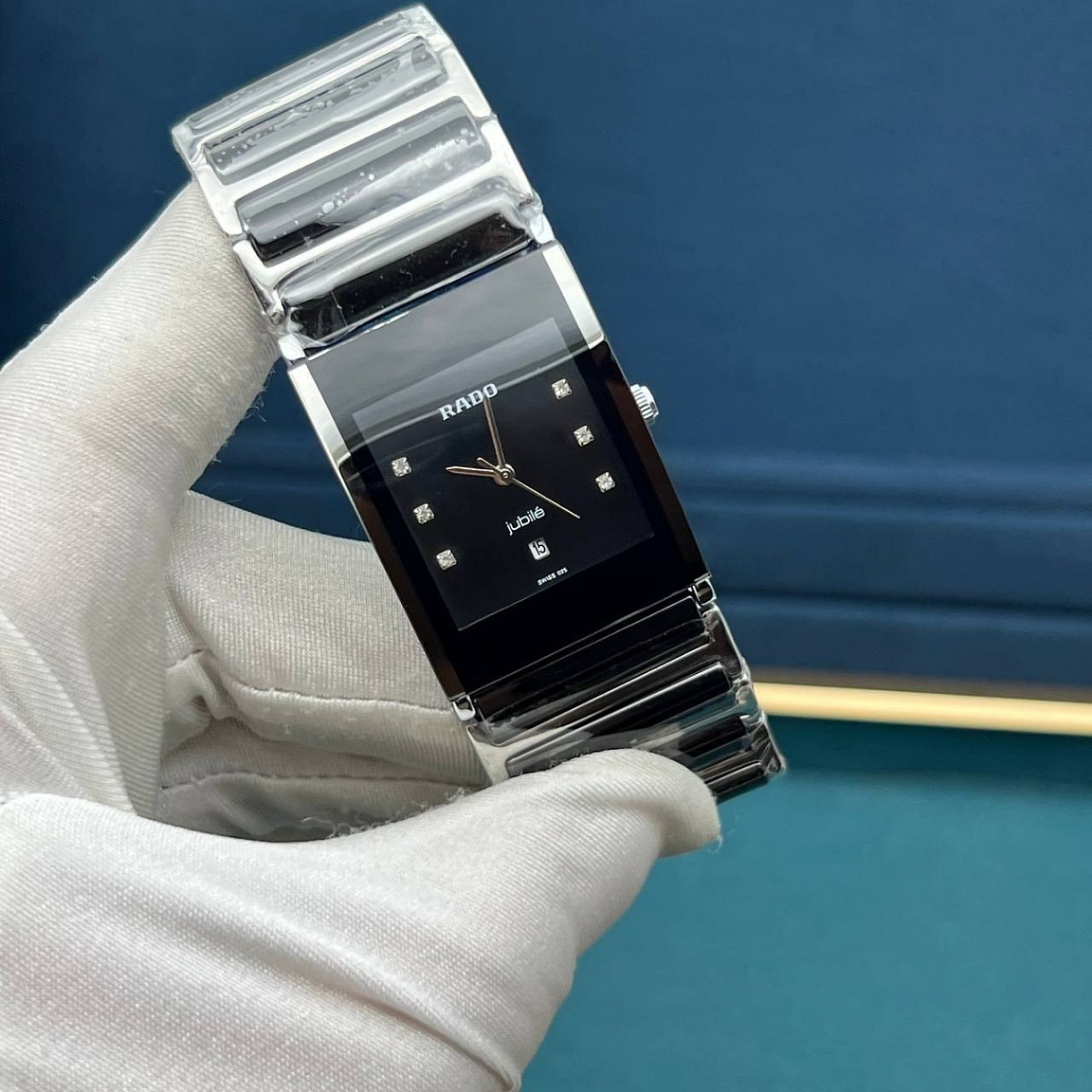 Часы Rado Integral Jubilé с чёрным циферблатом, светлыми стрелками и датой у отметки «6 часов»