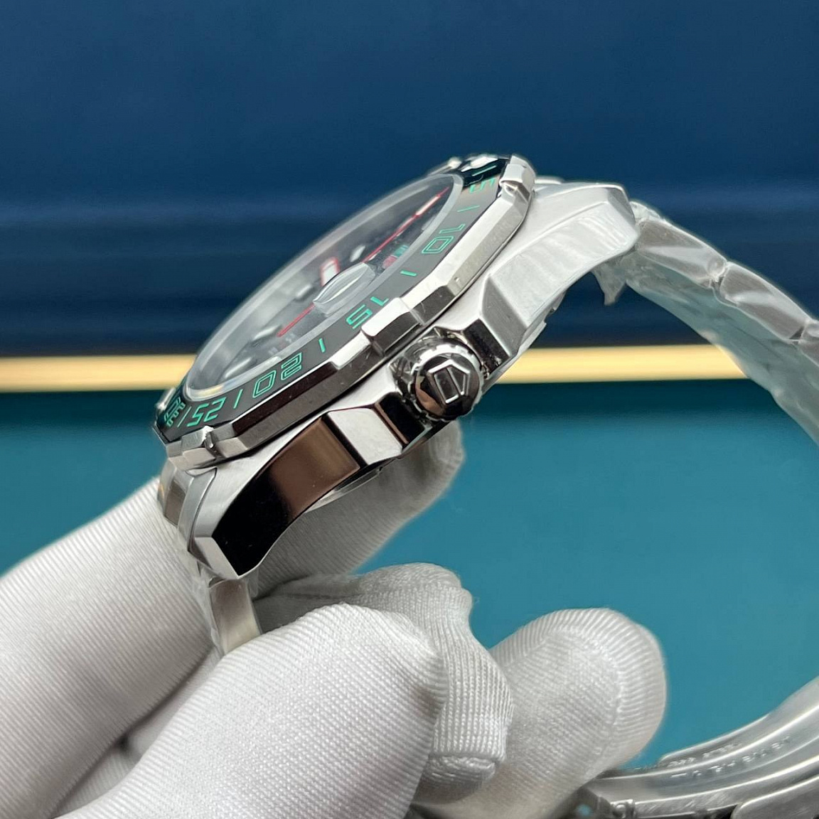 TAG Heuer Match Timer Calibre 5: дата у отметки «3 часа», карбоновый безель с зелёной разметкой