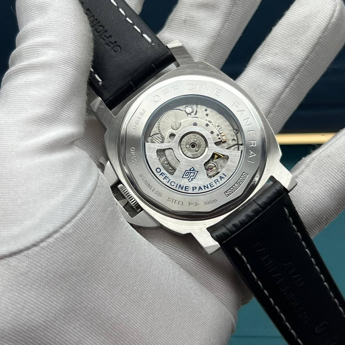 Panerai Luminor Marina 44 мм: чёрный циферблат с датой и малыми секундами, защитный мост заводной головки