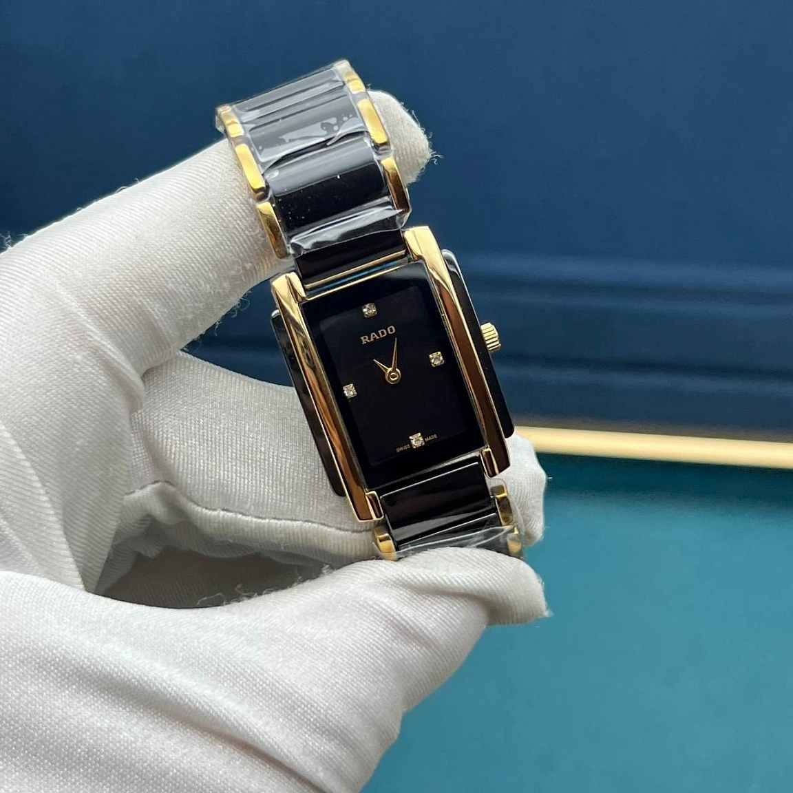 Часы Rado Integral: чёрный циферблат с четырьмя светлыми метками, золотистые стрелки и керамический браслет