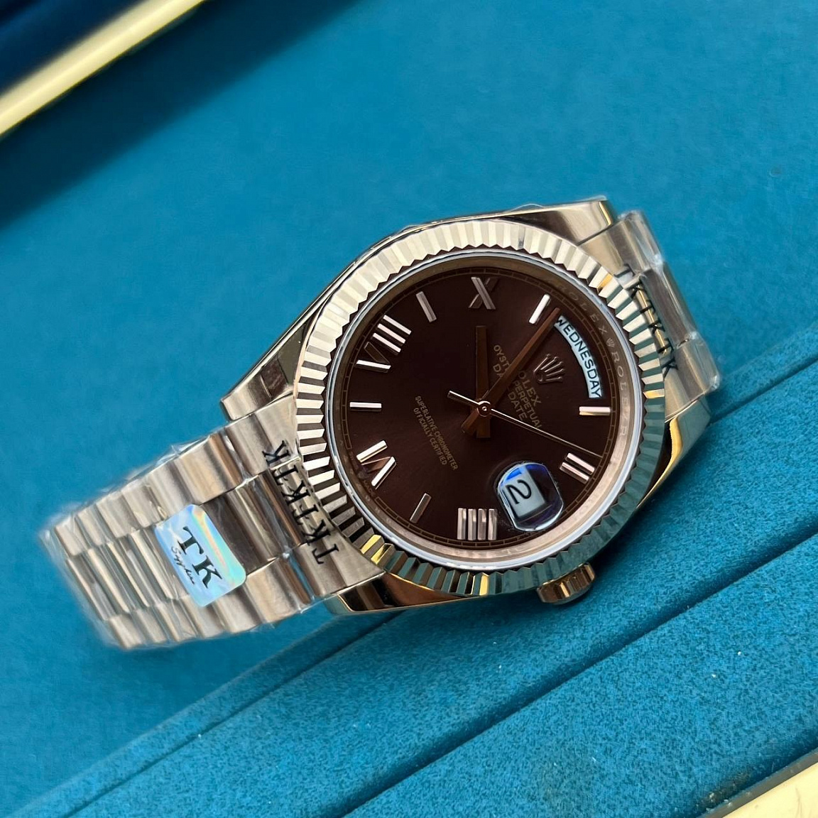 Часы Rolex Day-Date II 41 мм с коричневым циферблатом, рифлёным безелем и стальным браслетом под жёлтое золото