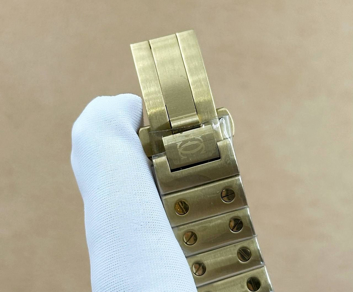 Cartier Santos Galbee в корпусе из стали 316L с PVD-покрытием, белым циферблатом и сапфировым стеклом