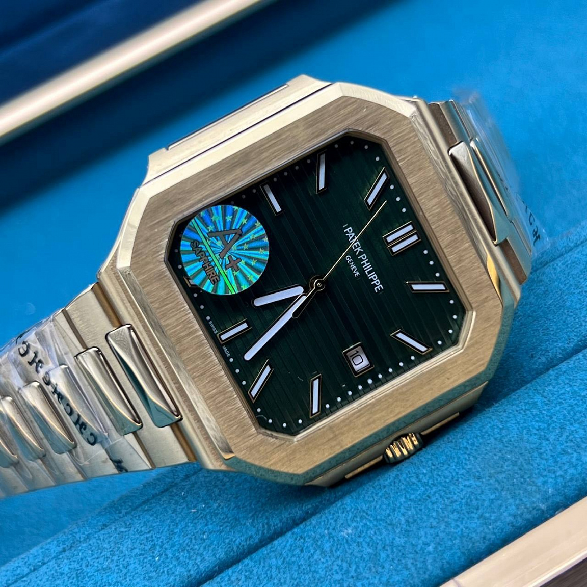 Patek Philippe Cubitus: квадратный золотистый корпус, зелёный циферблат с датой и горизонтальным рельефом