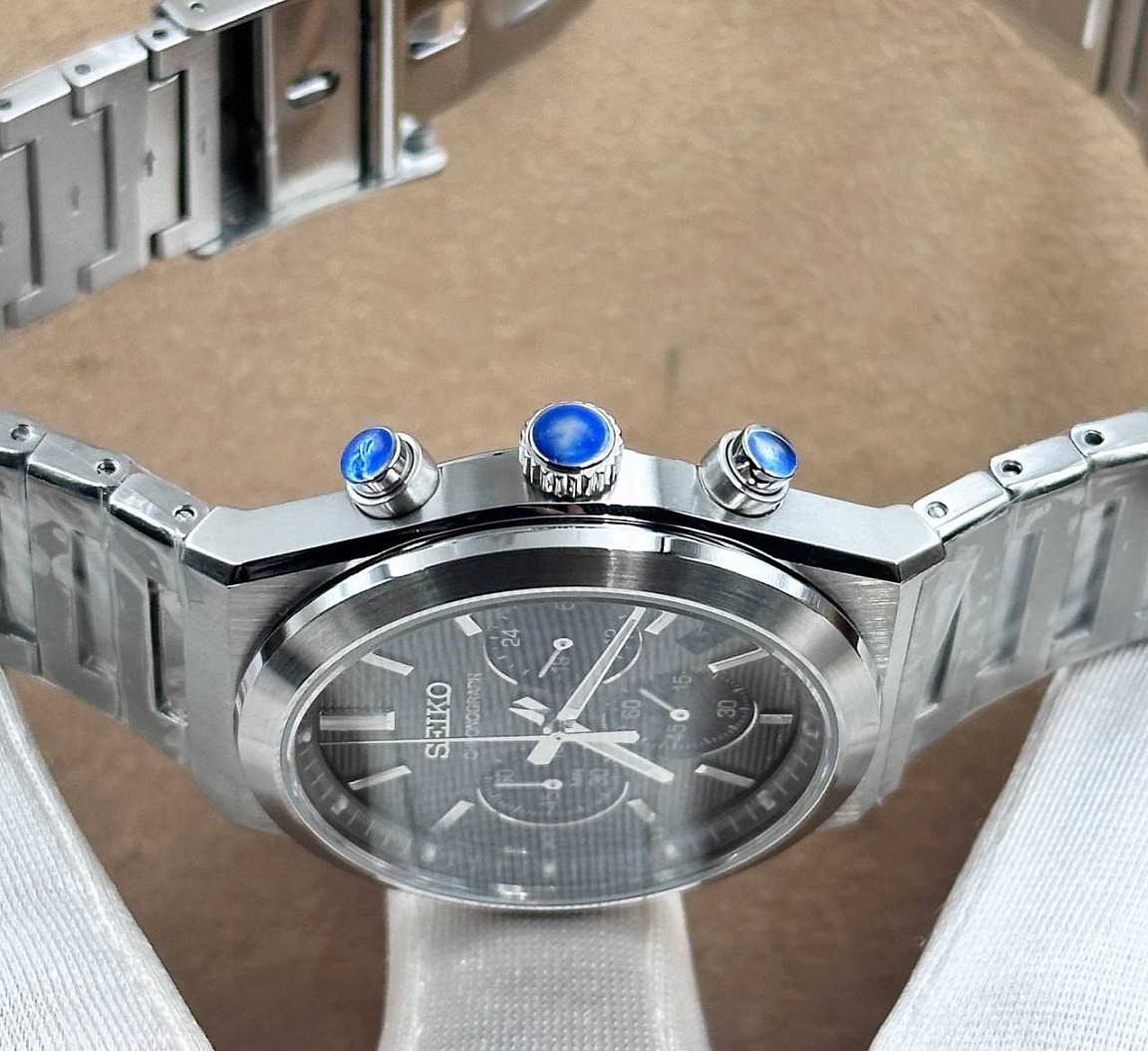 Seiko Chronograph 43 мм крупным планом: чёрный циферблат, минеральное стекло и корпус из стали 316L
