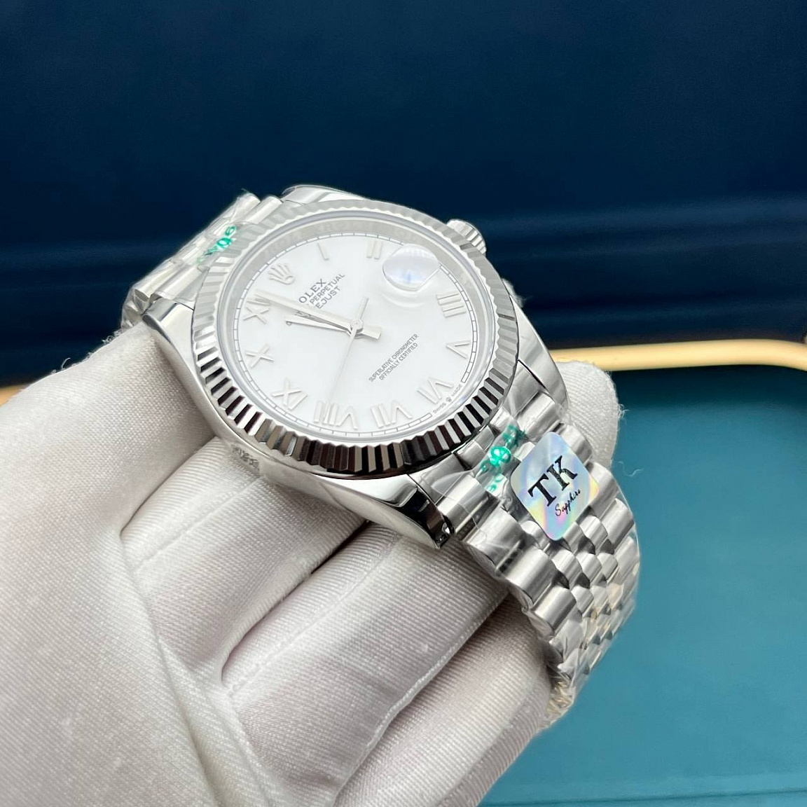 Rolex Datejust 41 мм: белый циферблат, рифлёный безель, дата с увеличителем и стальной браслет Oyster
