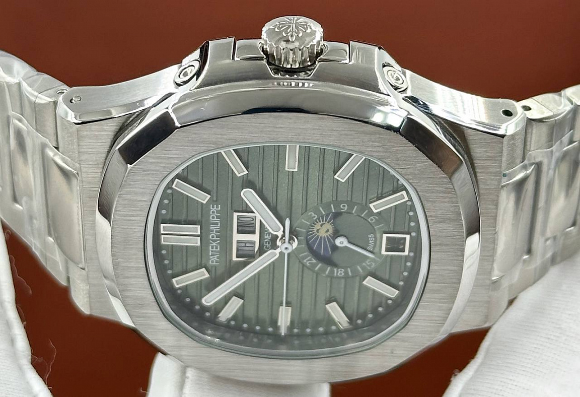 Популярные часы Patek Philippe - Nautilus Annual Calendar