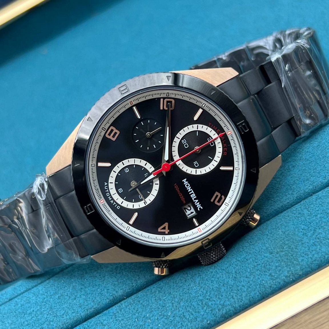 Montblanc TimeWalker Chronograph с чёрным циферблатом, золотистыми акцентами, корпусом 42 мм и браслетом из стали 316L