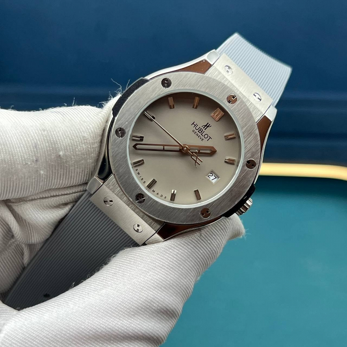 Hublot Classic Fusion 38 мм — стальной безель с винтами, серый циферблат с датой у отметки «3 часа»