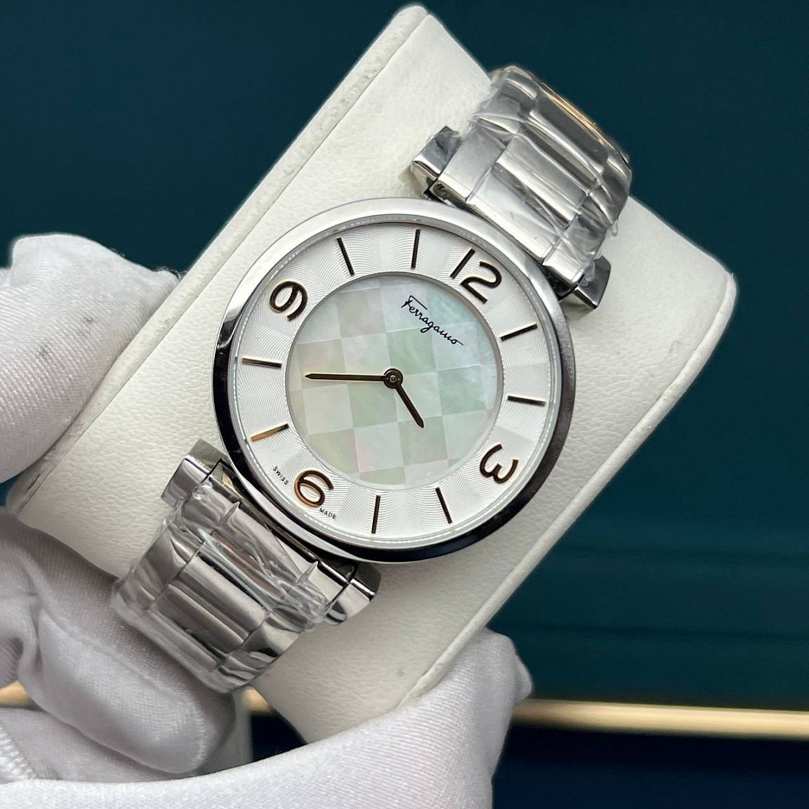 Salvatore Ferragamo Vega 37 мм: перламутровый циферблат, крупные арабские цифры и золотистые стрелки