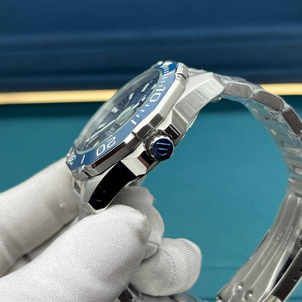 TAG Heuer Aquaracer Calibre 5 43 мм: синий циферблат, корпус и браслет из часовой полированной нержавеющей стали 316L