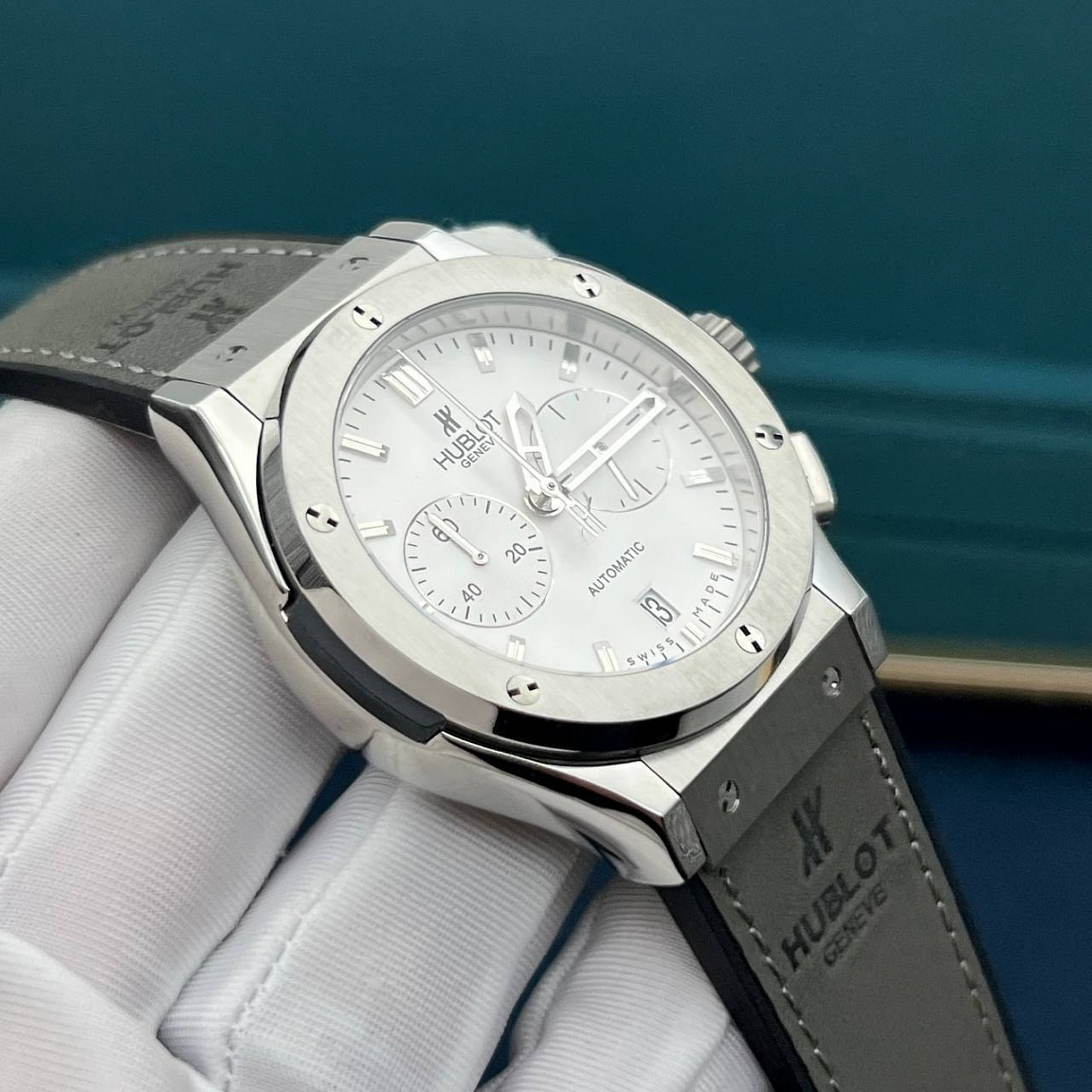 Мужские Hublot Classic Fusion Chronograph: серебристый циферблат с двумя счётчиками и датой, корпус 45 мм