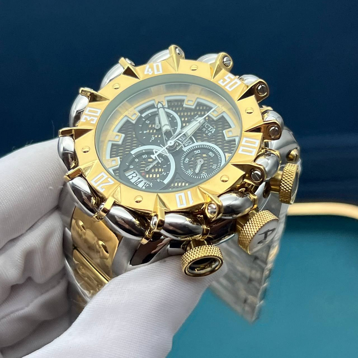 Крупные мужские часы Invicta Hyper Beast с чёрным циферблатом, стальным корпусом 55 мм и золотистыми PVD-элементами
