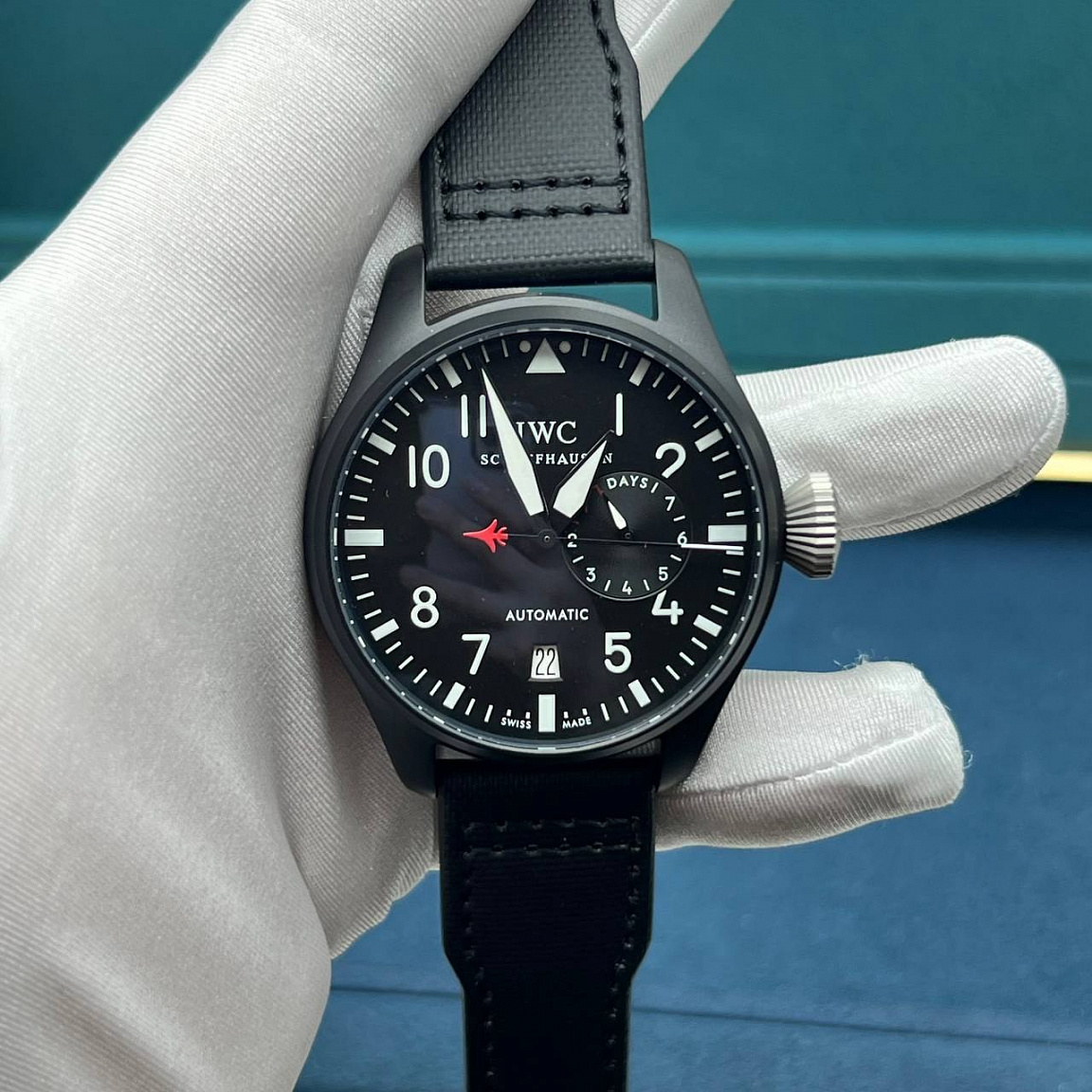 IWC Big Pilot Die Grosse 46 мм: механика с автоподзаводом, чёрный циферблат, корпус 316L с PVD, нейлоновый ремешок