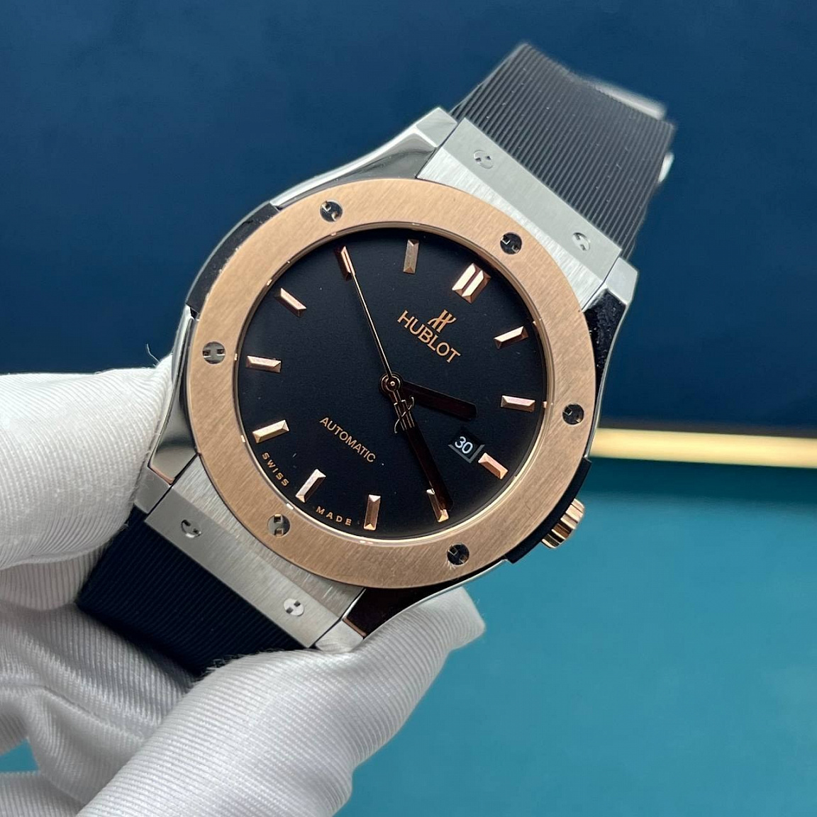 Hublot Classic Fusion 45 мм: золотистые метки на чёрном циферблате, окно даты справа и шесть винтов безеля
