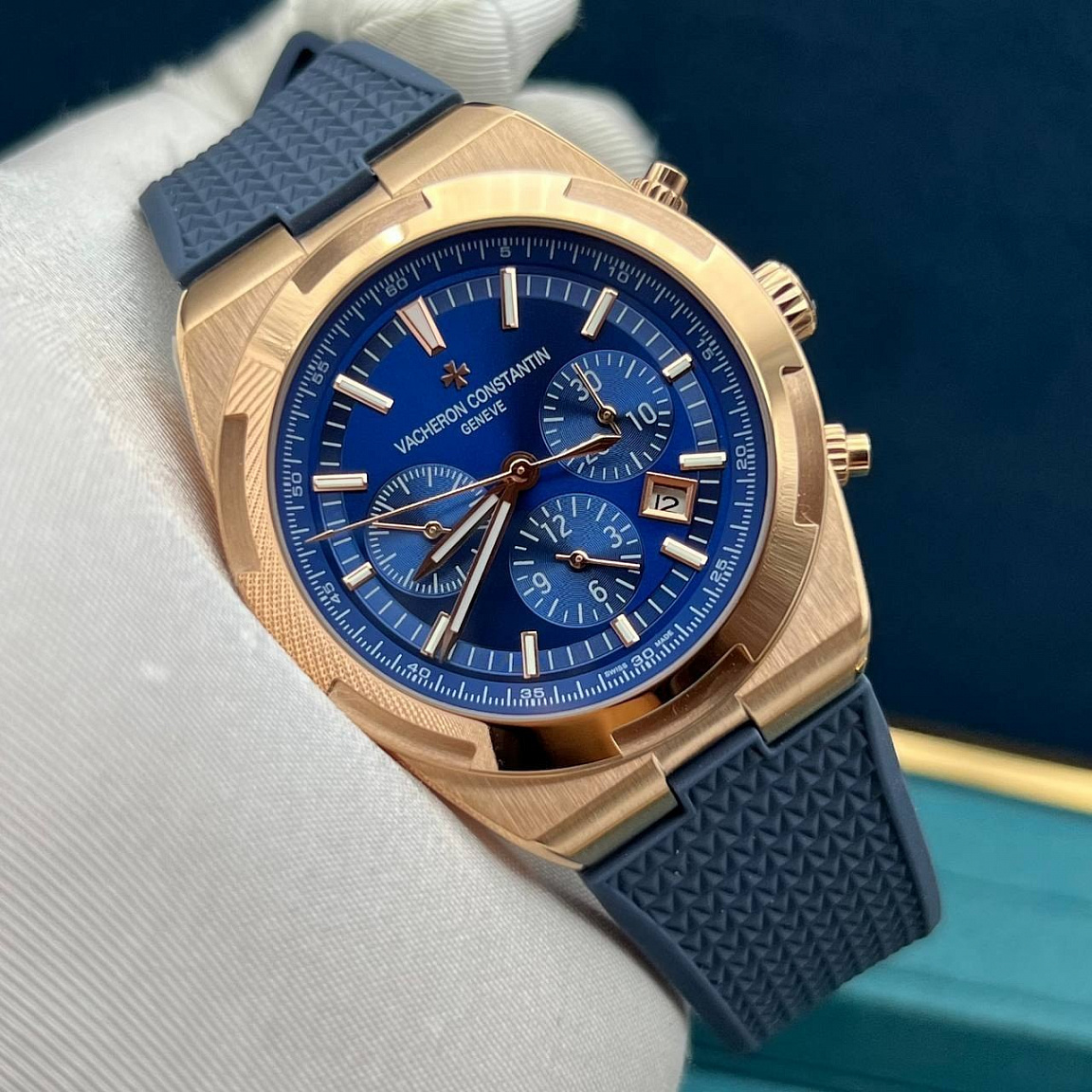 Vacheron Constantin Overseas Chronograph 41 мм, синий циферблат, корпус из стали 316L, механика с автоподзаводом