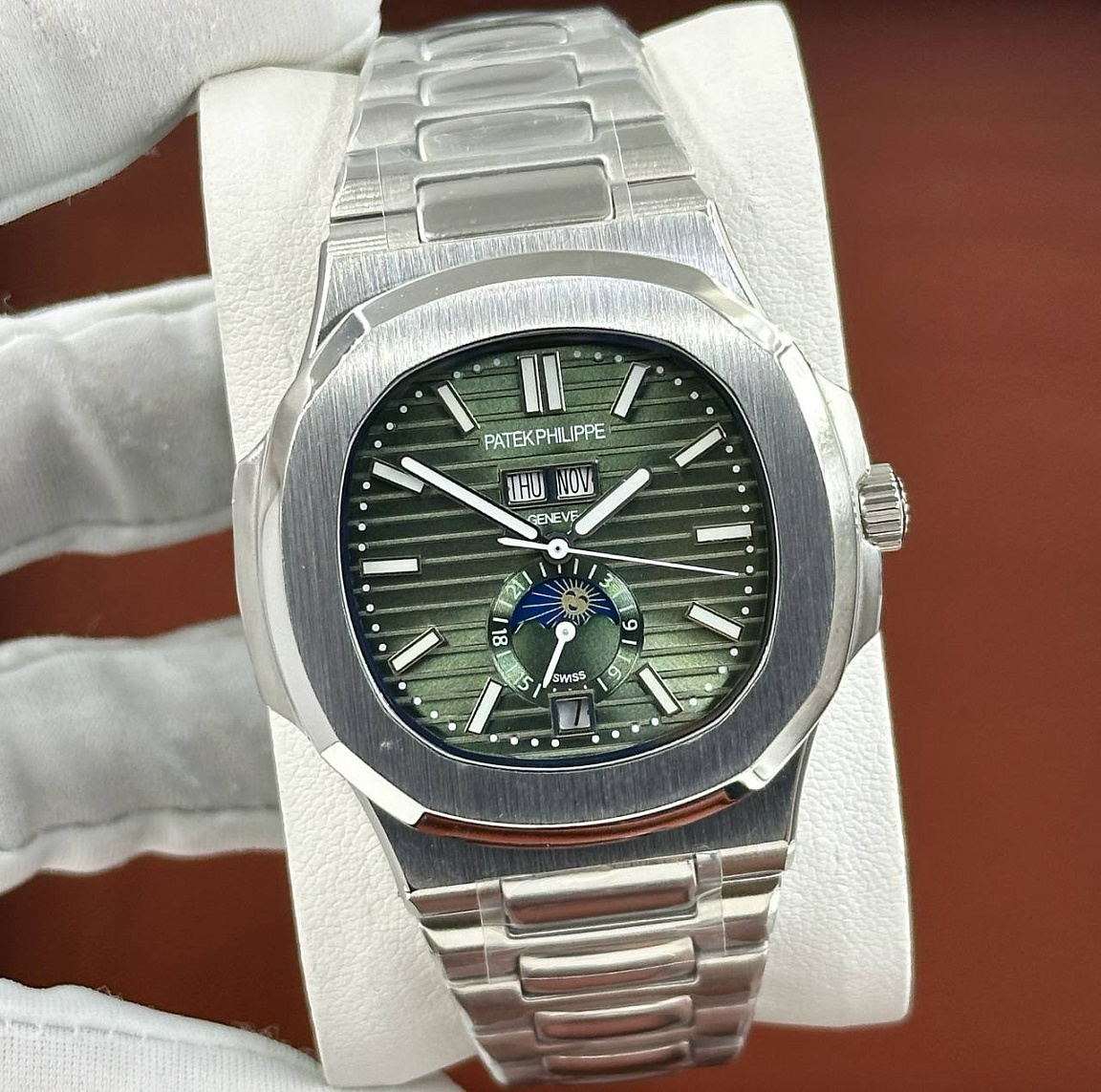 Популярные часы Patek Philippe - Nautilus Annual Calendar