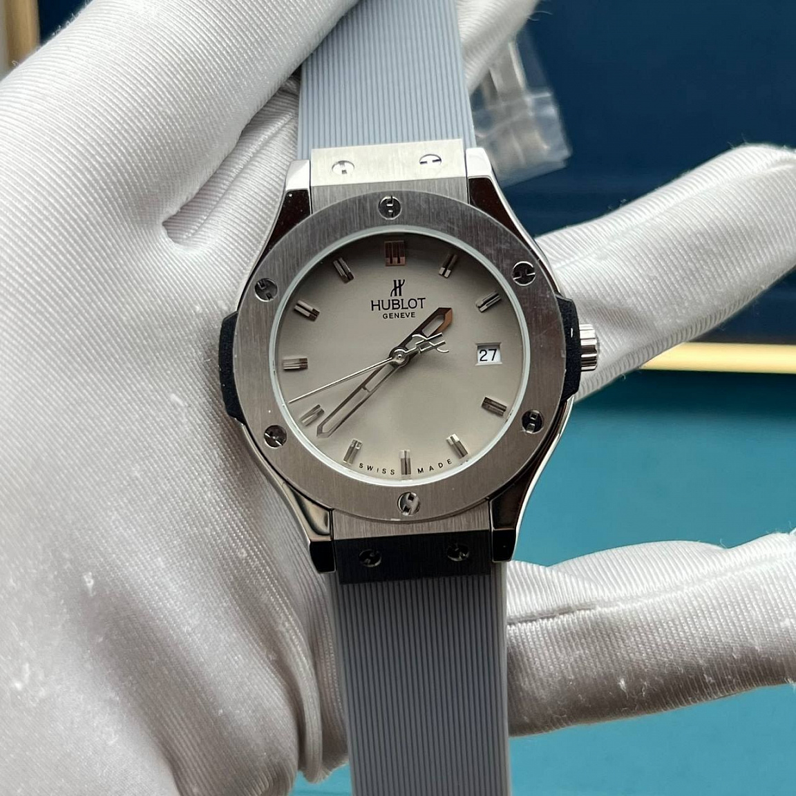 Hublot Classic Fusion 38 мм — стальной безель с винтами, серый циферблат с датой у отметки «3 часа»