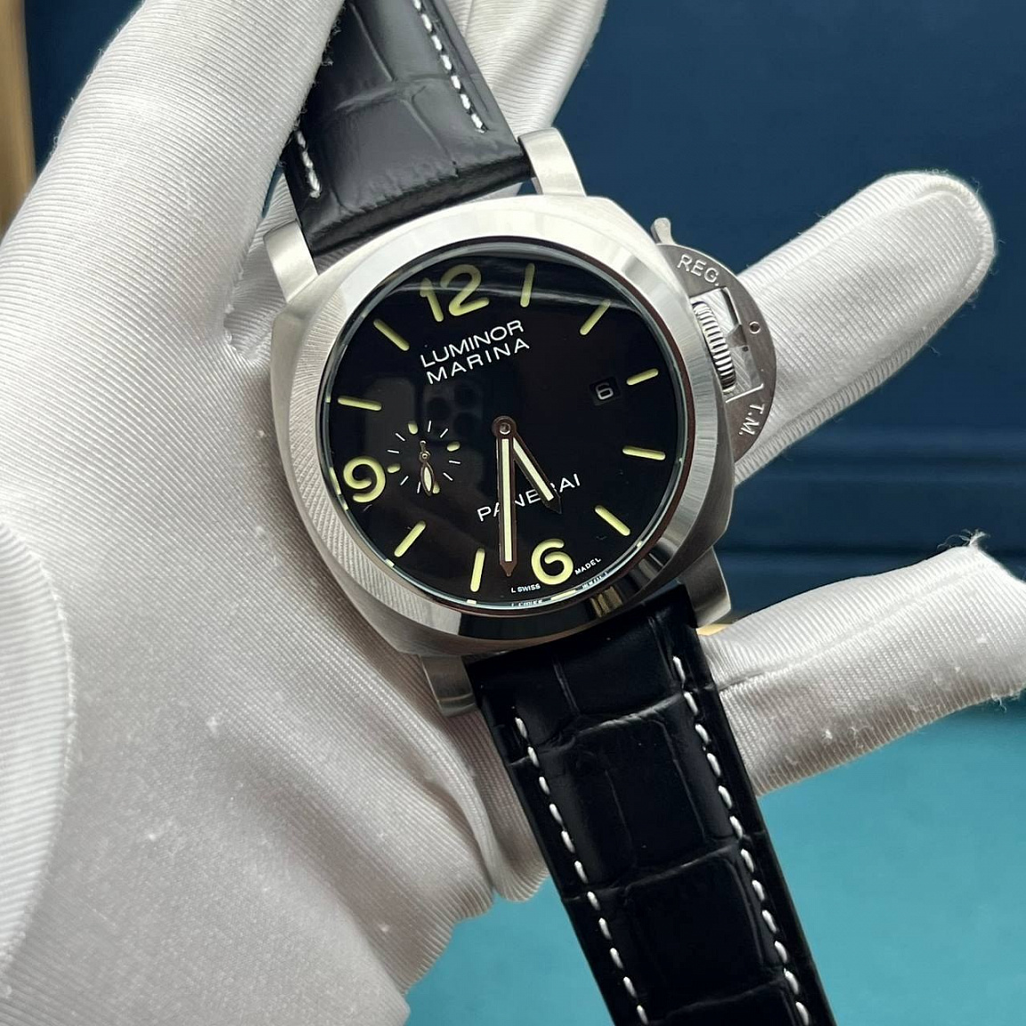 Panerai Luminor Marina 44 мм: чёрный циферблат с датой и малыми секундами, защитный мост заводной головки