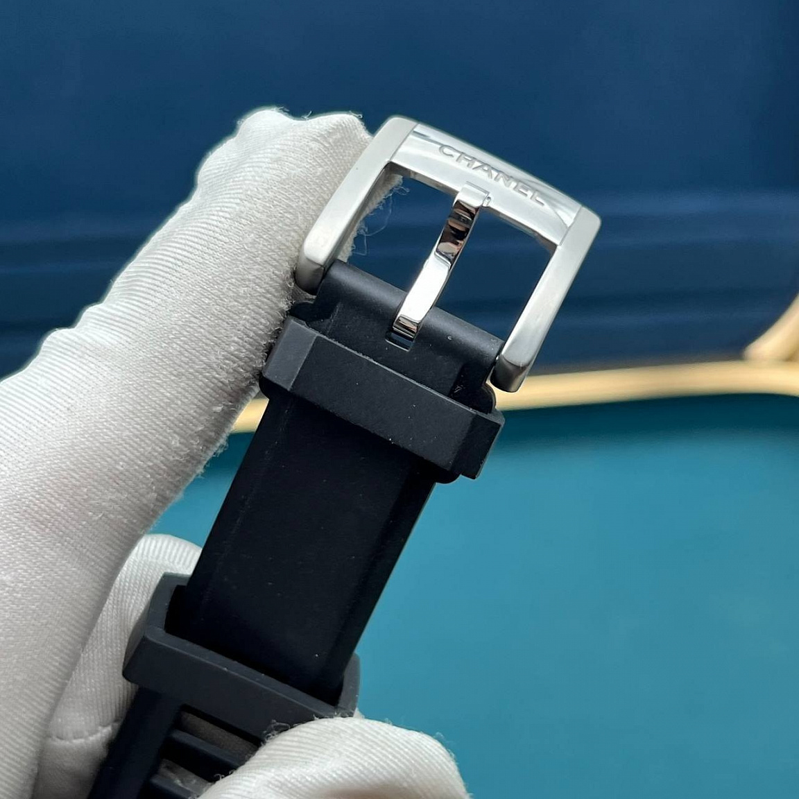 Часы CHANEL J12 Marine 42 мм: корпус из стали 316L с PVD, светлые стрелки и дата между отметками 4 и 5
