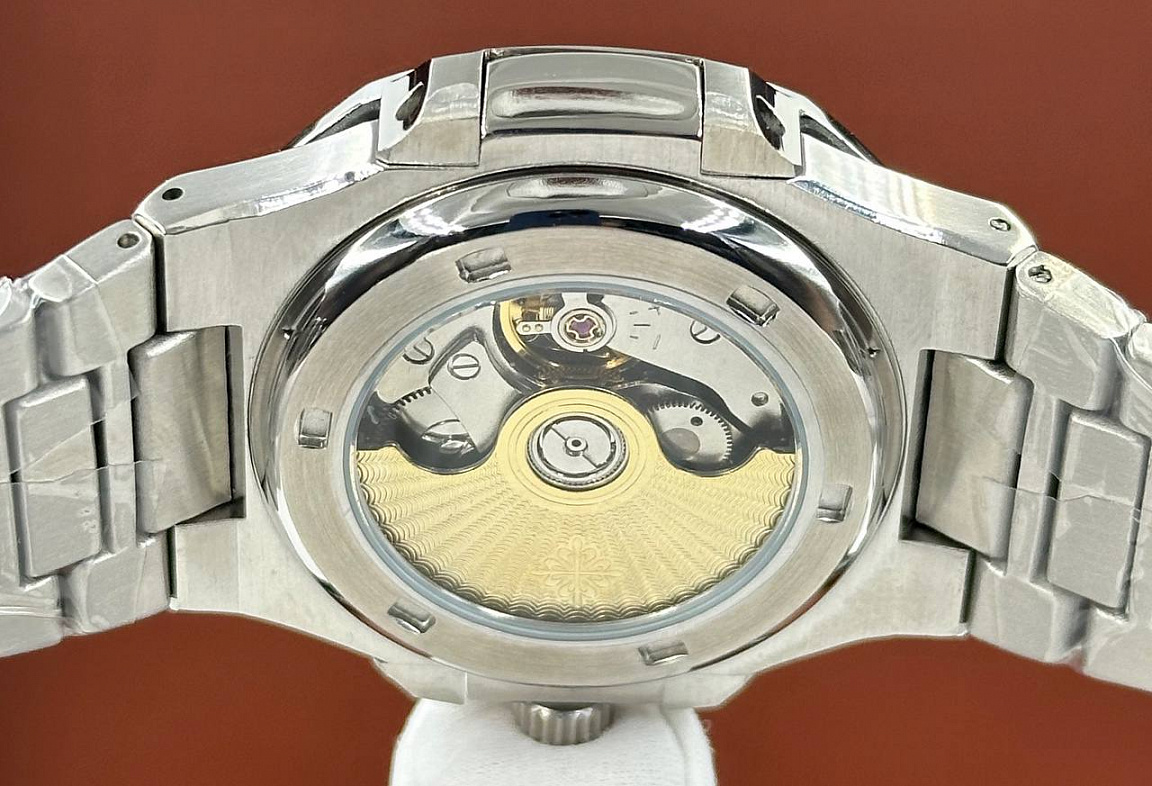 Популярные часы Patek Philippe - Nautilus Annual Calendar