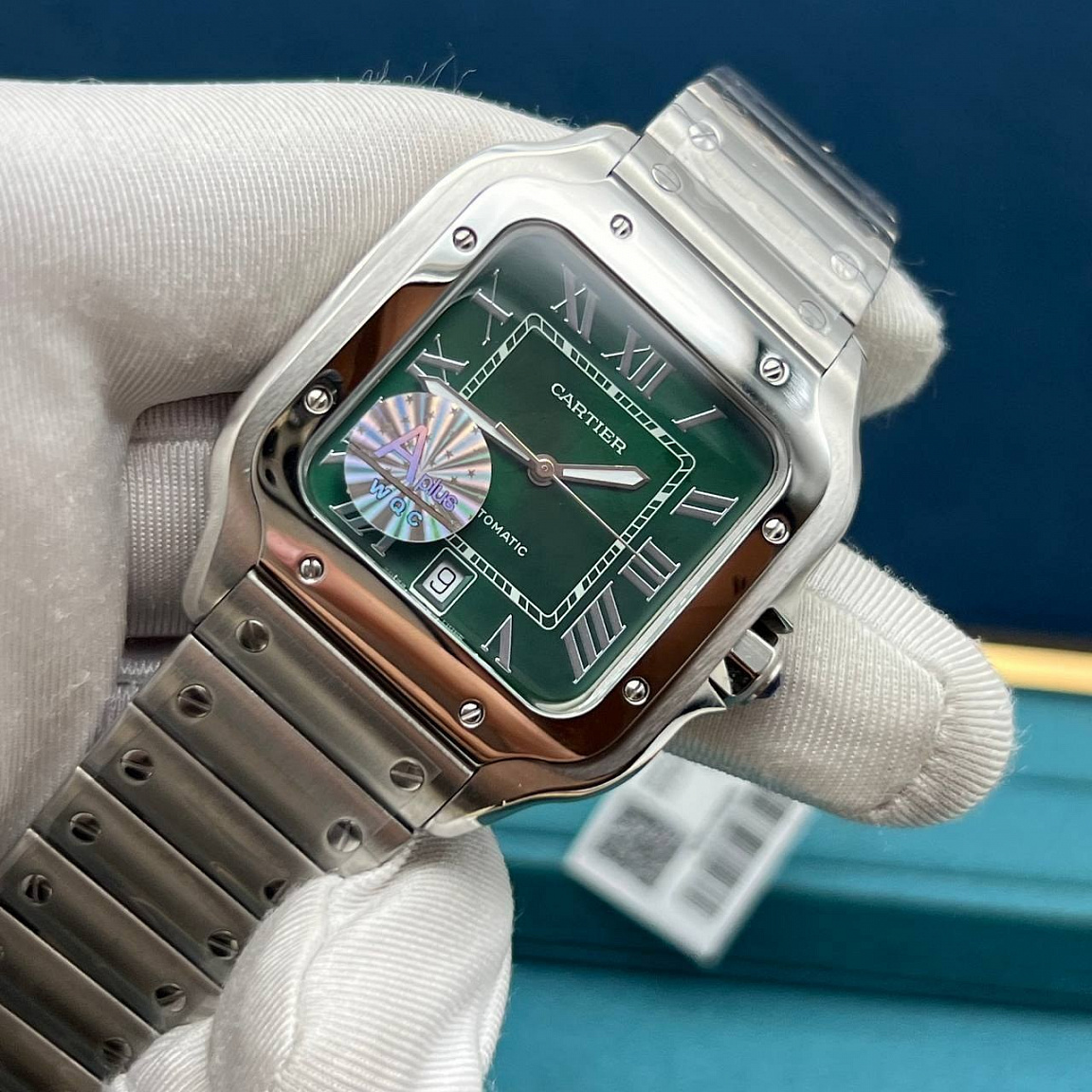 Часы Cartier Santos de Cartier: зелёный циферблат, дата у отметки «6», винты на безеле и стальном браслете