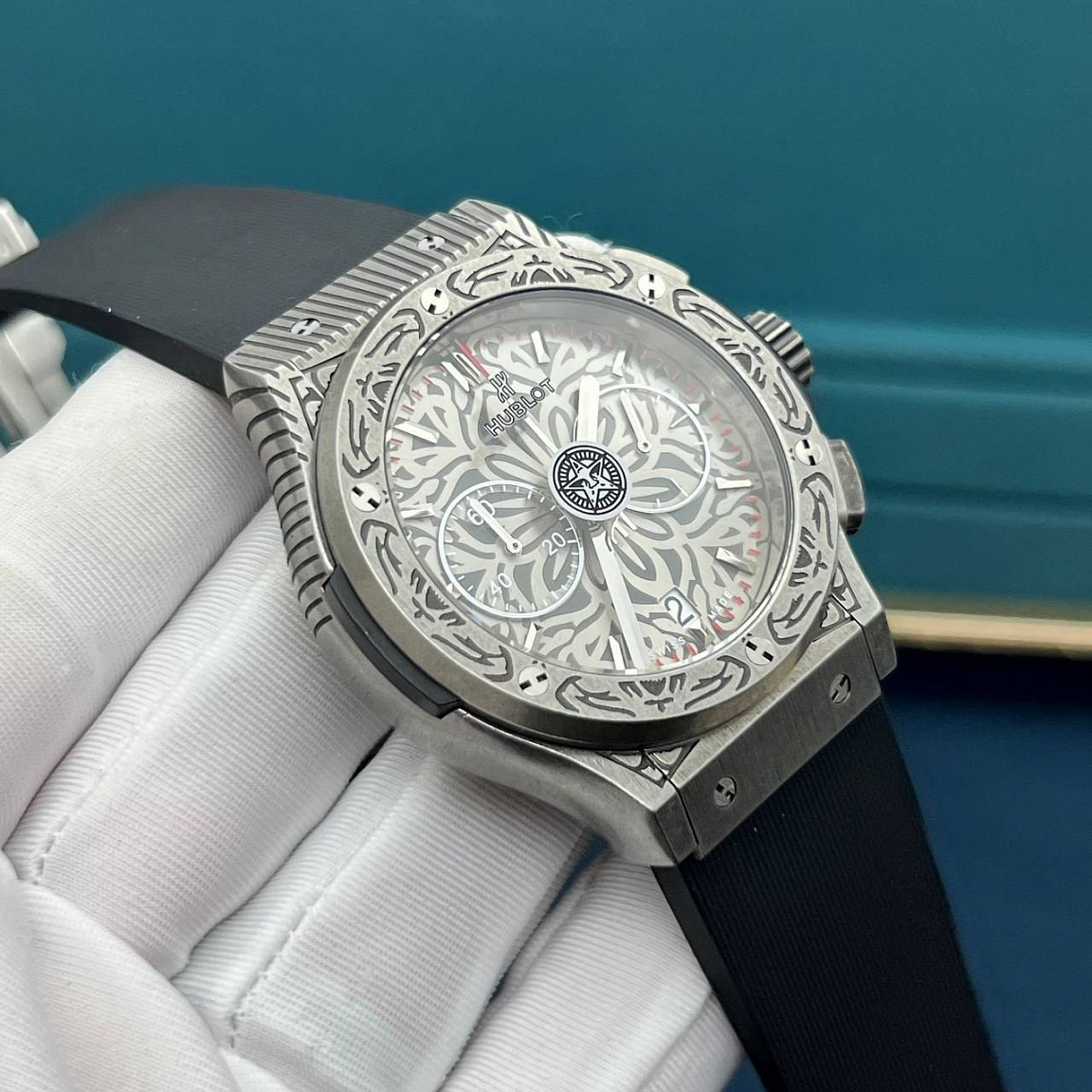 Часы Hublot Shepard Fairey 45 мм: рельефный стальной корпус, серебристый циферблат с красными акцентами
