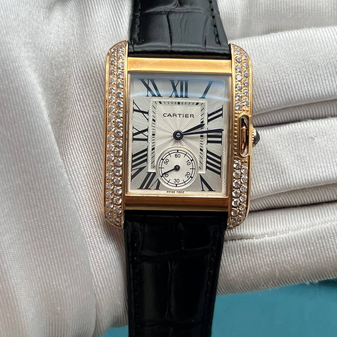 Cartier Tank Française 30 мм: римские цифры на серебристом циферблате и чёрный ремешок с тиснением